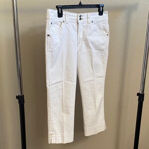 Ladies Gloria Vanderbilt Off White Capris. Size 10. $7